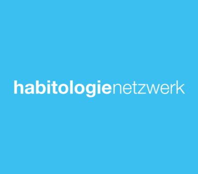 Hellblauer Hintergrund auf dem mit weißer Schrift Habitologie Netzwerk steht